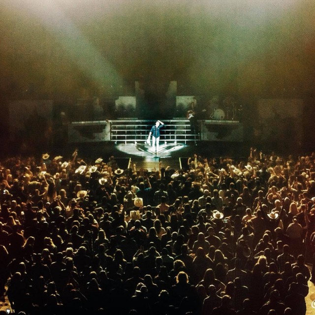 Justin Moore speaking to the concert crowd.